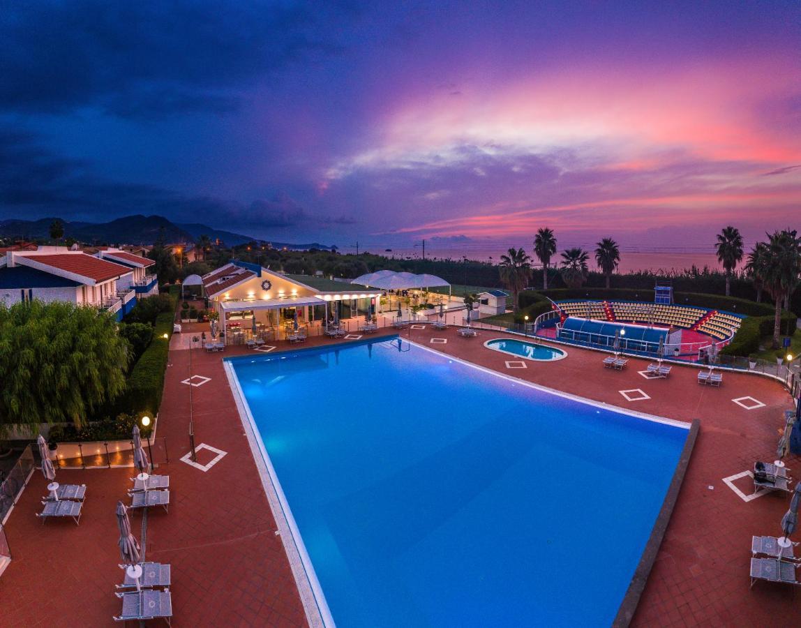 ริเวียร่า เดล โซเล โฮเต็ล รีสอร์ต สปา Hotel ปิไรโน ภายนอก รูปภาพ
