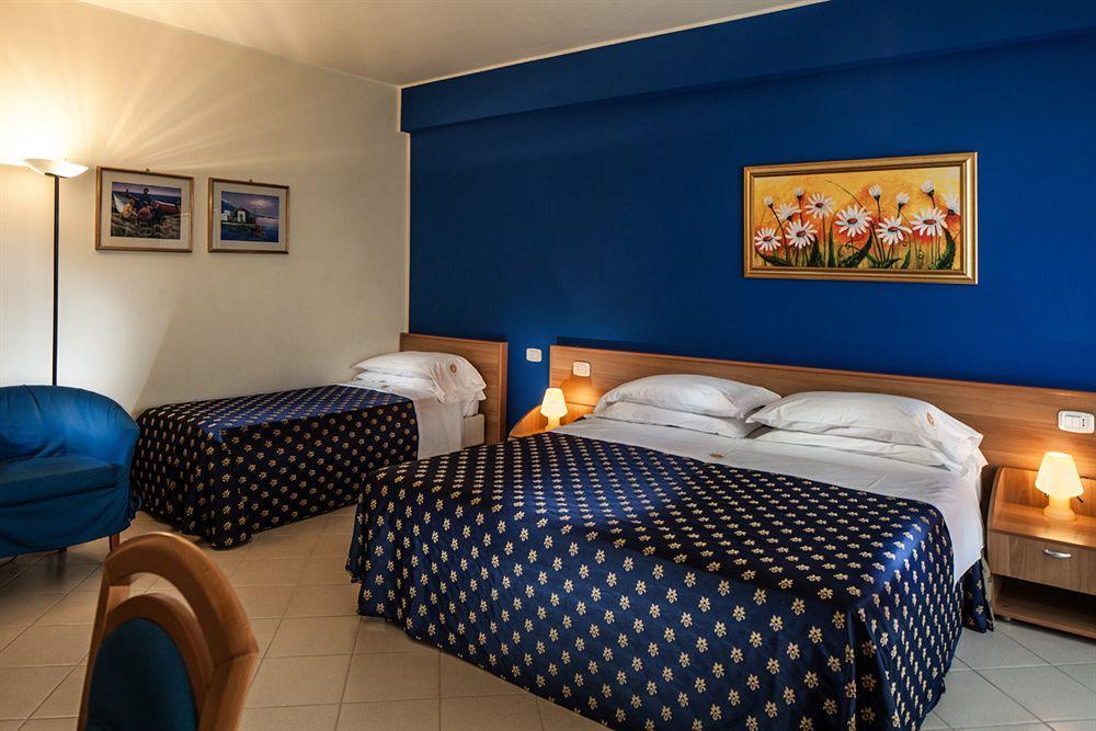 ริเวียร่า เดล โซเล โฮเต็ล รีสอร์ต สปา Hotel ปิไรโน ภายนอก รูปภาพ