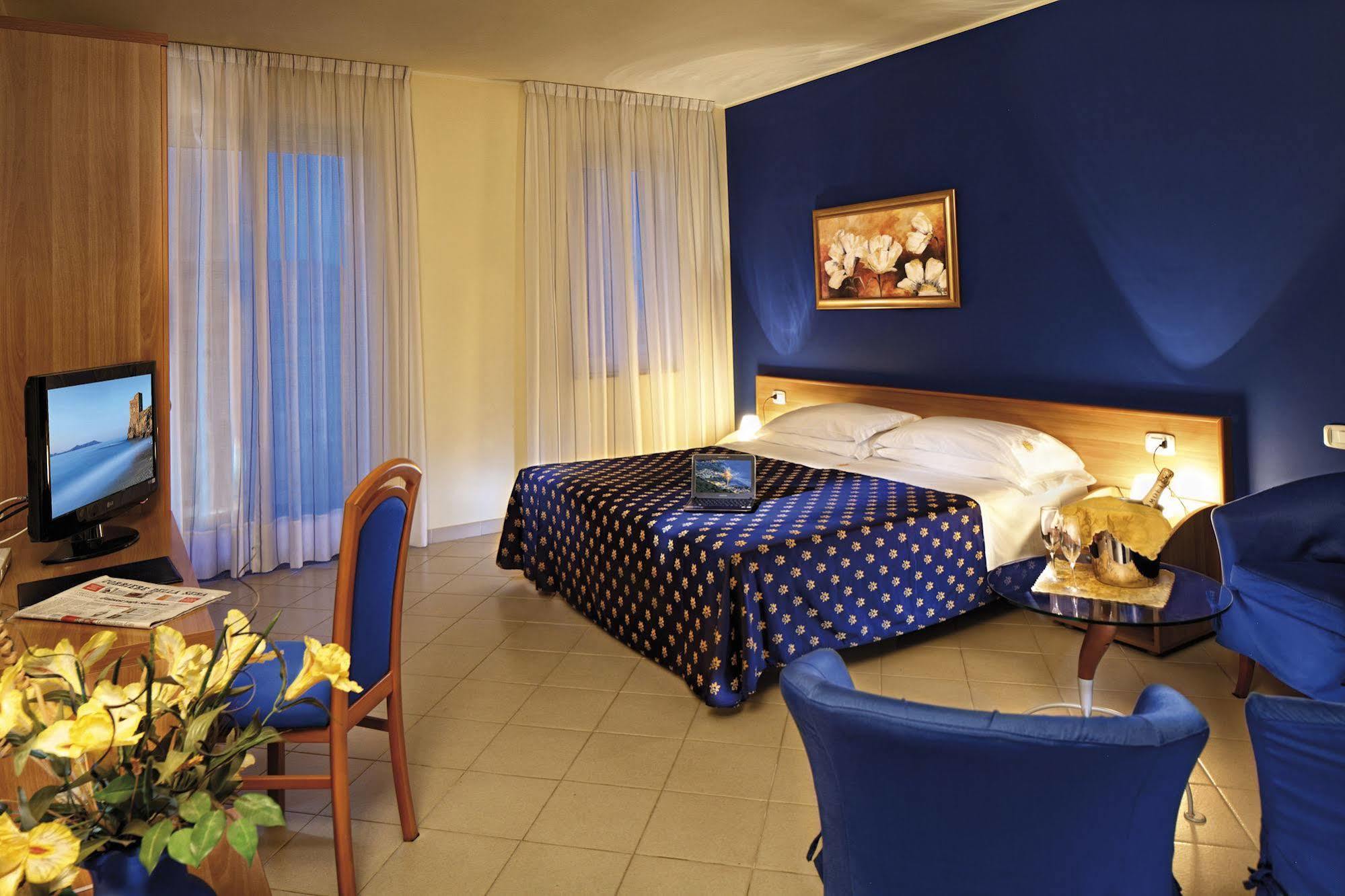 ริเวียร่า เดล โซเล โฮเต็ล รีสอร์ต สปา Hotel ปิไรโน ภายนอก รูปภาพ